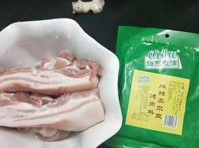 五花肉要选肥瘦相间的才好吃，

用牙签给它扎些小孔方便入味