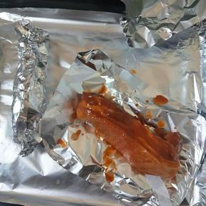 再用另外的锡纸把五花肉分别包好