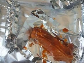 再用另外的锡纸把五花肉分别包好