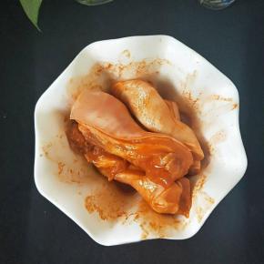 五花肉清理干净加入cook100麻辣奥尔良烤肉料，  戴上一次性手套腌制均匀，  盖上保鲜膜放入冰箱冷藏过夜。