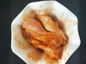 五花肉清理干净加入cook100麻辣奥尔良烤肉料，  戴上一次性手套腌制均匀，  盖上保鲜膜放入冰箱冷藏过夜。