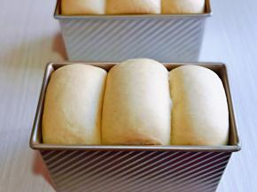 入蒸烤箱进行二次发酵，35度40分钟，发酵至9分满。(室温发酵也可以，但是一定要保持吐司胚的湿度)