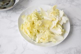 先将娃娃菜的叶与菜帮分开，分别用手撕碎。记住一定要用手撕，这样撕出的白菜比用刀切得好吃。另外，菜帮和菜叶分开放。