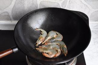 锅中加入适量的油烧热，然后放入处理好的虾。虾一定要用纸巾或毛巾吸净水份，否则入油锅会溅油。