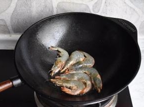 锅中加入适量的油烧热，然后放入处理好的虾。虾一定要用纸巾或毛巾吸净水份，否则入油锅会溅油。