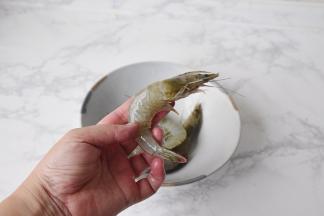 先将海虾清洗一下。新鲜的和解冻的都可以。要将虾的长须剪去。并在虾的第二指节处，用牙签挑出虾肠。处理好后再清洗一下待用。