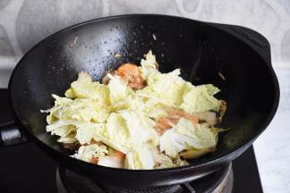 待菜帮炒至微软，加入菜叶部分，快速炒匀。这时您可以加入适量的盐。不建议您放太多的盐，因为本身虾有就微咸的味道，盐太多，会掩盖住菜的鲜甜。