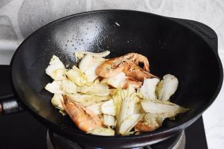 加入撕好的白菜帮，保持大火爆炒。锅中要勤翻快翻。如果您的菜帮不出水，可以沿锅边淋一点，新鲜的大白菜是不用淋的。