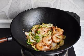 炒至自已喜欢的程度，就可以关火了。加点香菜提下味道更好哦，如不喜欢，可以不放。 美美的享用吧！配米饭，配面条，都能多吃一碗饭呢！