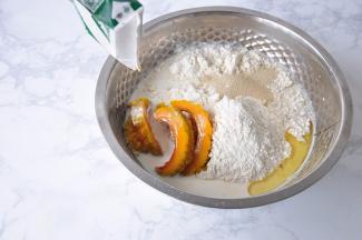 面粉中加入南瓜，然后加入酵母和牛奶、食用油。我用的是南瓜含的水分较少，您根据自已用的决定牛奶的用量，如果含水量大，请减少牛奶的用量