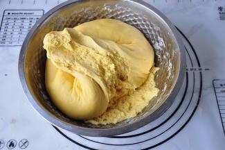 发酵好的面团至少有两倍以上大，用手轻拉面团，里面呈均匀的蜂窝状。