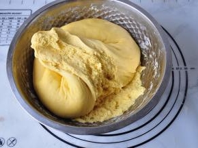 发酵好的面团至少有两倍以上大，用手轻拉面团，里面呈均匀的蜂窝状。