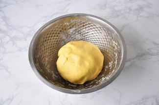 将面团揉好后放在温暖处或者室温发酵，记得上面盖上保鲜膜或者盖湿布。