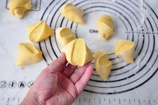 将发酵好的面团拿出揉一会，然后切成小剂子，小剂子的切面应是这样的，孔洞分布均匀。