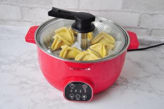 将包好的糖三角放在抹了油的蒸笼中，或者用油布、油纸类的垫一下也可以，盖好盖子醒发20-30分钟左右。一定要发酵一下再蒸，这样蒸出的面食才松软。