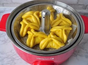 醒好后，大火蒸15分钟，然后关火，焖两分钟再开锅。我用的是万慕智能升降锅，它能煮火锅，能煮脱糖饭，还能蒸包子馒头等等，非常方便。它的蒸笼是可以升降的，蒸东西时，就用火锅功能，将蒸笼升起就可以了。如果您用普通蒸锅，也要蒸15分钟闷两分钟哦！ 接下来，美美的享用吧！