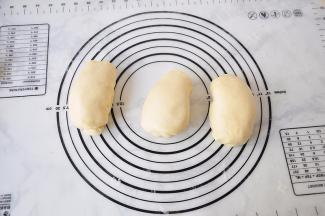 打好的面团取出后不必醒发，直接分割成三份，分割时尽量要精准做到差不太多，尽量不要切的太细碎以免影响组织。面团之间差两三克也是正常的。