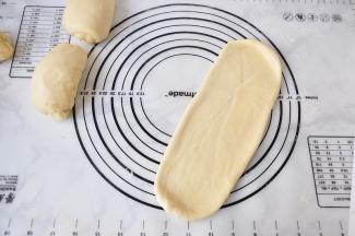 分割好的面团不需要醒发，直接尽量擀长。