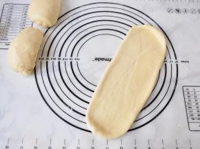 分割好的面团不需要醒发，直接尽量擀长。