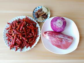 香料可以准备家中有的，大料、桂皮、香叶、小茴香、丁香、草果等……