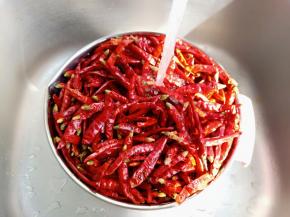 干辣椒清洗一下【一是去除表面灰尘，二是炒的时候辣椒不会糊锅】清洗好放通风处微微晾一下表面的水份。