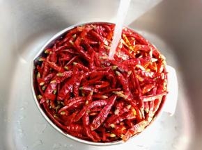 干辣椒清洗一下【一是去除表面灰尘，二是炒的时候辣椒不会糊锅】清洗好放通风处微微晾一下表面的水份。