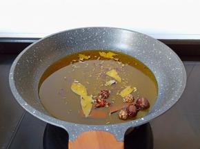 锅里加适量的菜籽油，油微热下香料炒香再捞出香料。