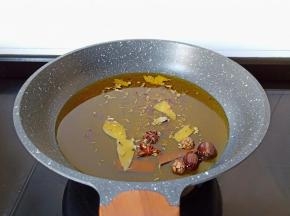 锅里加适量的菜籽油，油微热下香料炒香再捞出香料。