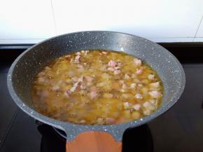 加牛肉丁翻炒至八成熟盛盘。香菇再放油锅翻炒一下也盛盘。