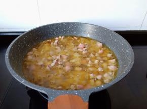 加牛肉丁翻炒至八成熟盛盘。香菇再放油锅翻炒一下也盛盘。