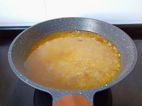 加蒜泥洋葱翻炒。