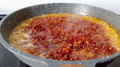 下干辣椒翻炒出香味。