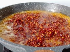 下干辣椒翻炒出香味。