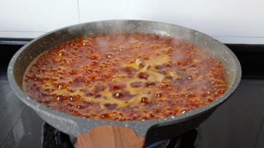 加牛肉丁，香菇丁翻炒。