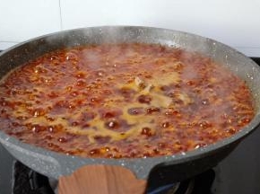 加牛肉丁，香菇丁翻炒。