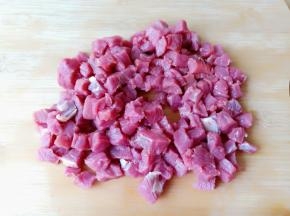 牛肉去筋膜切小丁。