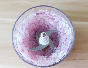 洋葱切片放搅拌机打碎【切洋葱嘴巴含一口水，防止辛辣呛眼睛】