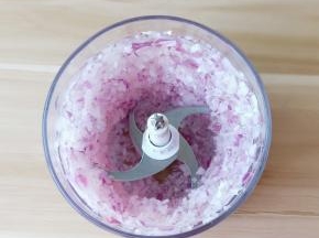 洋葱切片放搅拌机打碎【切洋葱嘴巴含一口水，防止辛辣呛眼睛】