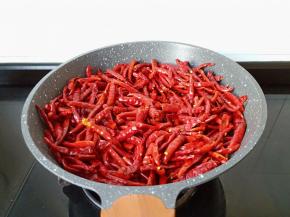 热锅小火，把干辣椒的水份炒干并且炒香。