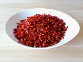 炒好的干辣椒搅碎。