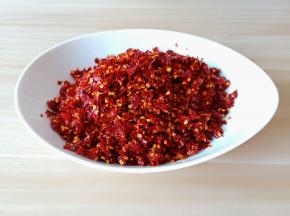 炒好的干辣椒搅碎。