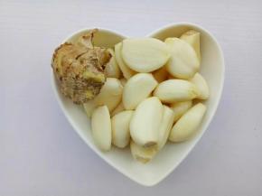 姜切末，蒜去皮切末。