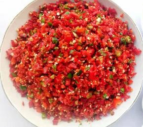 辣椒切末。