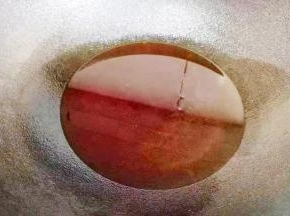 锅中烧热一大碗油。