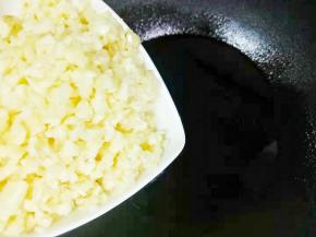 加入姜蒜爆香。