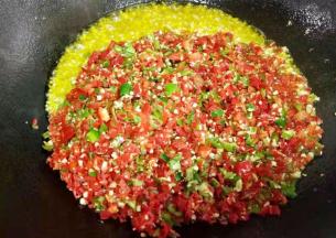 加入辣椒小火。