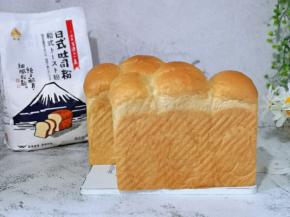 出炉趁热脱模，可以刷上一层玉米油，这样会更好的锁住面包的水分。