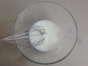 用温开水溶解奶粉，待放凉后加入玉米油，搅拌均匀，乳化好