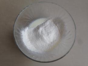 将已经过筛一次的面粉过筛进去