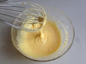 搅拌成细腻的蛋黄糊